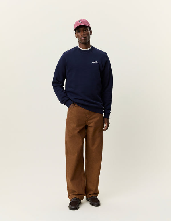 Les Deux Signature print sweatshirt i Dark Navy stylet med brune bukser – helfigur