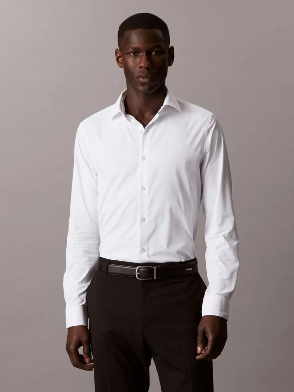 Calvin Klein Slim Fit Active Performance skjorte i hvid – model set forfra