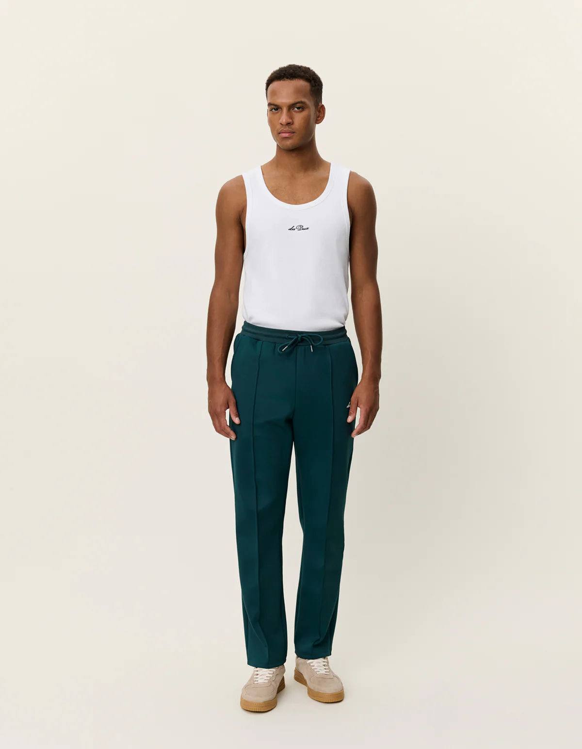 Les Deux Ballier Crew track pants i Sea Moss grøn stylet med hvid tanktop – helfigur