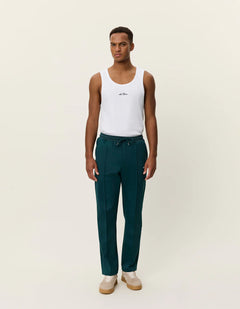 Les Deux Ballier Crew track pants i Sea Moss grøn stylet med hvid tanktop – helfigur