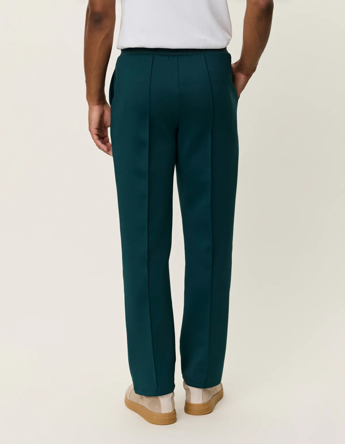 Les Deux Ballier Crew track pants i Sea Moss grøn på model set forfra