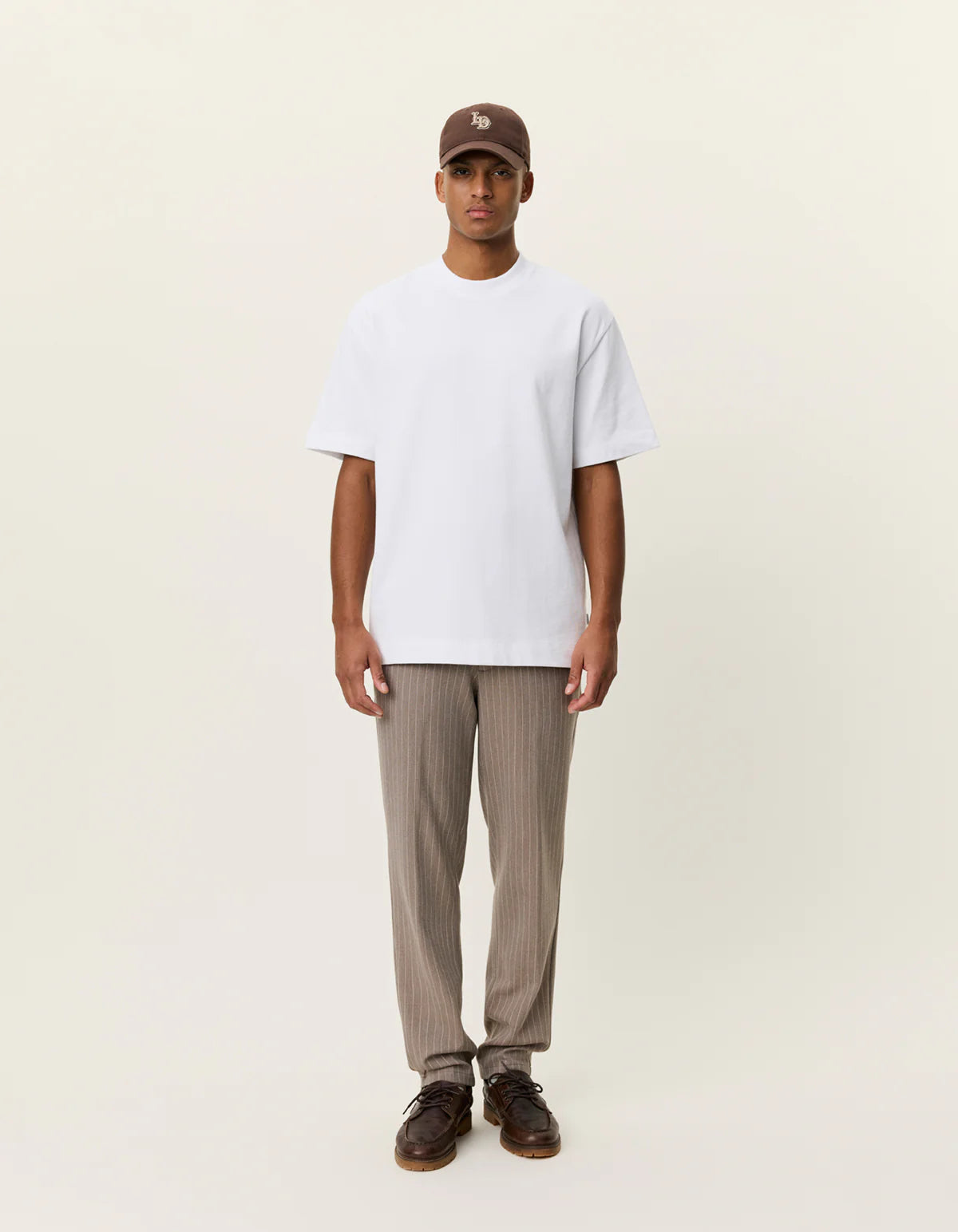 Les Deux Carl T-shirt i hvid på model – helfigur