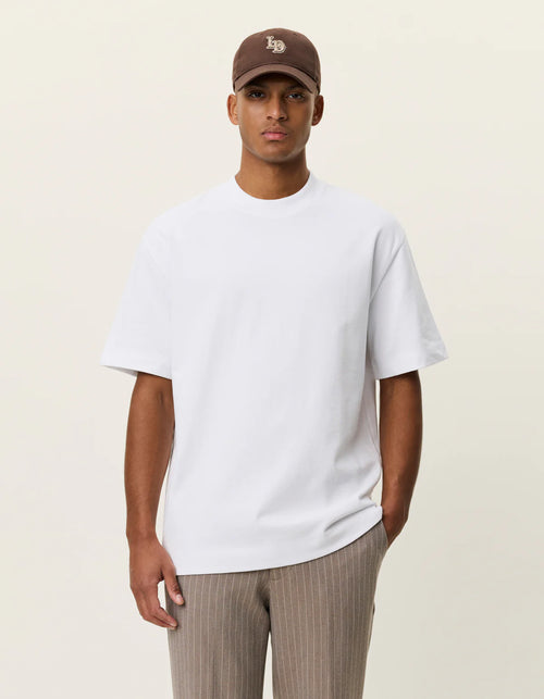 Les Deux Carl T-shirt i hvid – model set forfra