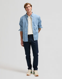 Lee David jeans i Xion mørk rinse stylet med denimskjorte – helfigur