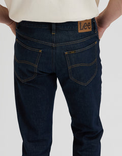 Nærbillede af baglomme og læderlabel på Lee David jeans i Xion mørk rinse