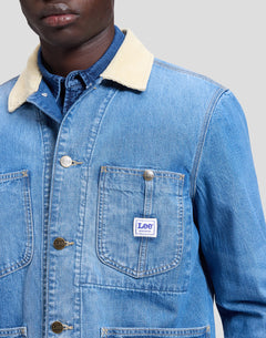 Nærbillede af brystlomme og label på Lee 91-J chore jacket i Vintage Wear lyseblå denim