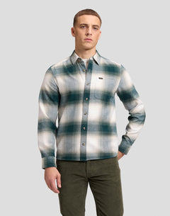 Lee Leesure skjorte i Ponderosa Pine grøn og hvid ternet flannel – model set forfra