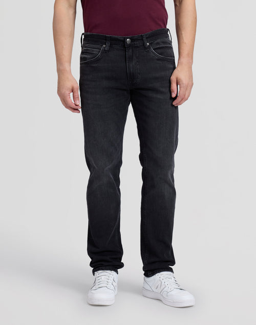 Lee Daren jeans i Playing With Matches mørkeblå på model set forfra