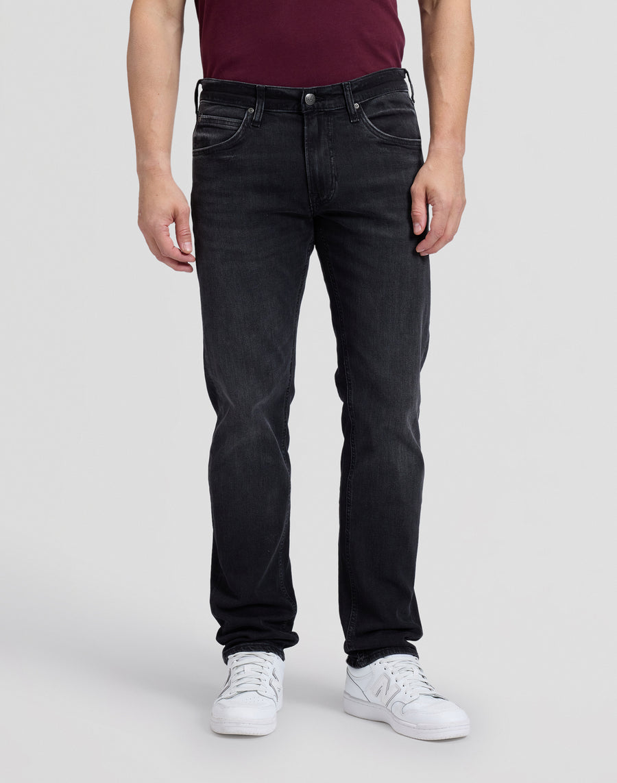 Lee Daren jeans i Playing With Matches mørkeblå på model set forfra