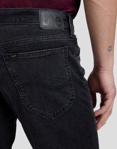 Nærbillede af baglomme og læderlabel på Lee Daren jeans i Playing With Matches mørkeblå