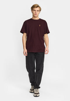 Revolution T-shirt 1461 GOL i bordeaux med broderi på model – helfigur