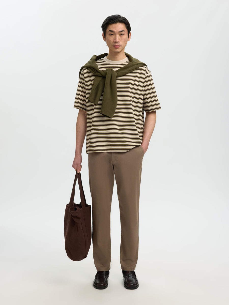 Selected 175 Slim New Miles Flex bukser i Chocolate Chip brun stylet med stribet T-shirt og strik over skuldrene