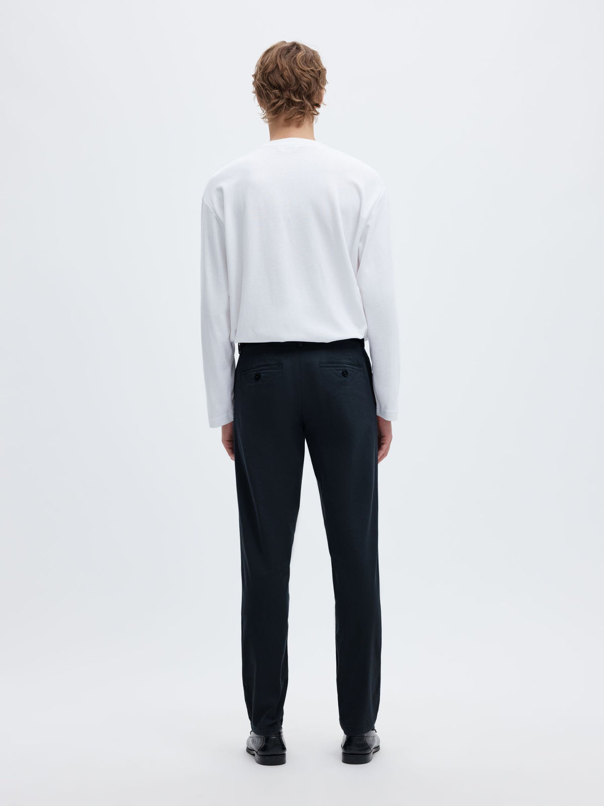 Selected 175 Slim New Miles Flex bukser i Dark Sapphire navy set fra siden på model