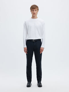 Selected 175 Slim New Miles Flex bukser i Dark Sapphire navy stylet med hvid skjorte – helfigur