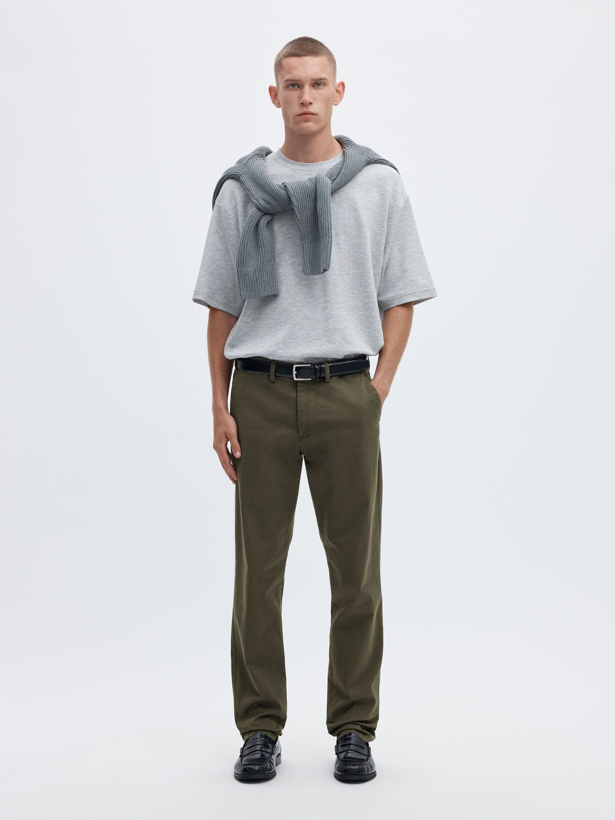 Selected 175 Slim New Miles Flex bukser i Forest Night mørkegrøn stylet med grå T-shirt og tørklæde