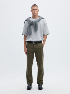Selected 175 Slim New Miles Flex bukser i Forest Night mørkegrøn stylet med grå T-shirt og tørklæde