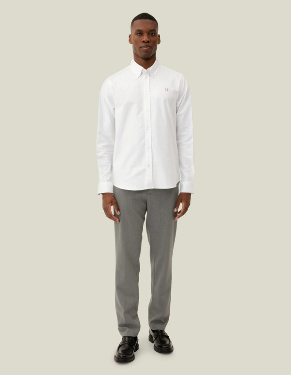 Les Deux Core Contrast Oxford skjorte i hvid – model set forfra