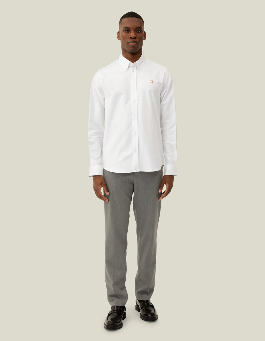 Les Deux Core Contrast Oxford skjorte i hvid – model set forfra