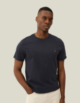 Les Deux Nørregaard T-shirt i Dark Navy mørkeblå – model set forfra, nærbillede