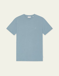 Les Deux Core Contrast T-shirt i Faded Denim Blue blå – produktbillede forfra