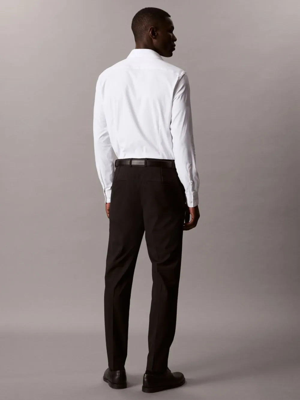 Calvin Klein Slim Fit Active Performance skjorte i hvid set bagfra