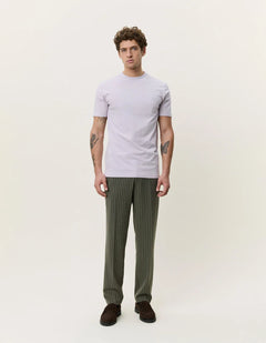 Les Deux Core Contrast T-shirt i Iris Purple lilla på model