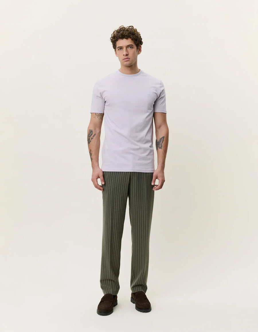 Les Deux Core Contrast T-shirt i Iris Purple lilla på model