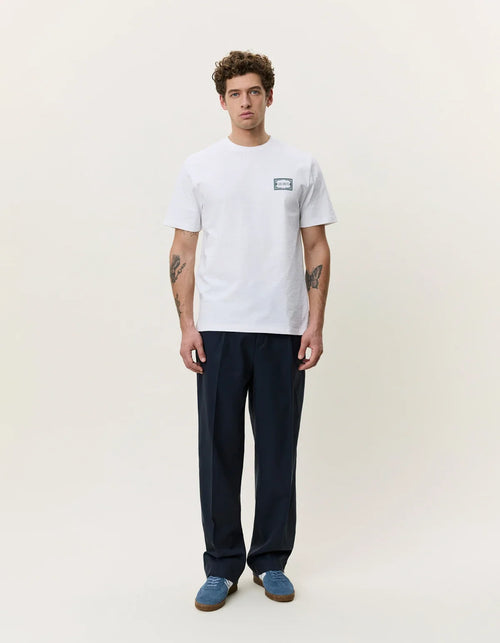 Hvid t-shirt til herre fra Les Deux med logomærke på brystet