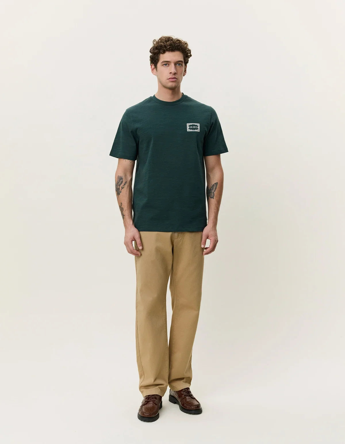 Mørkegrøn t-shirt til herre fra Les Deux med hvidt logomærke