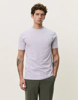 Les Deux Core Contrast T-shirt i Iris Purple lilla på model – helfigur