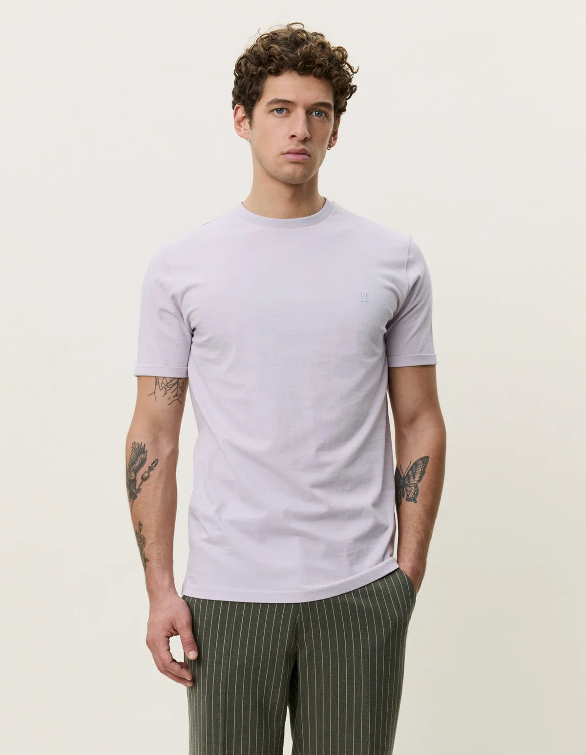 Les Deux Core Contrast T-shirt i Iris Purple lilla på model – helfigur