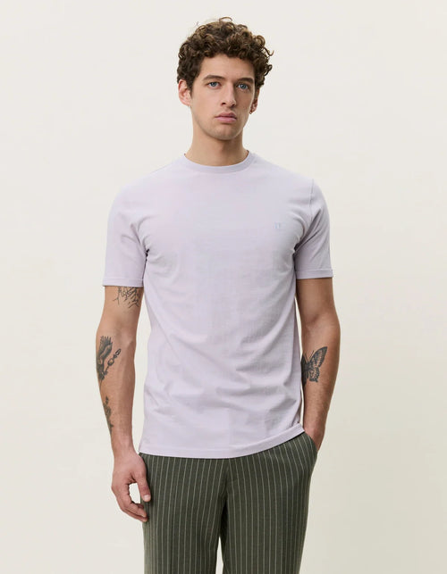 Les Deux Core Contrast T-shirt i Iris Purple lilla på model – helfigur