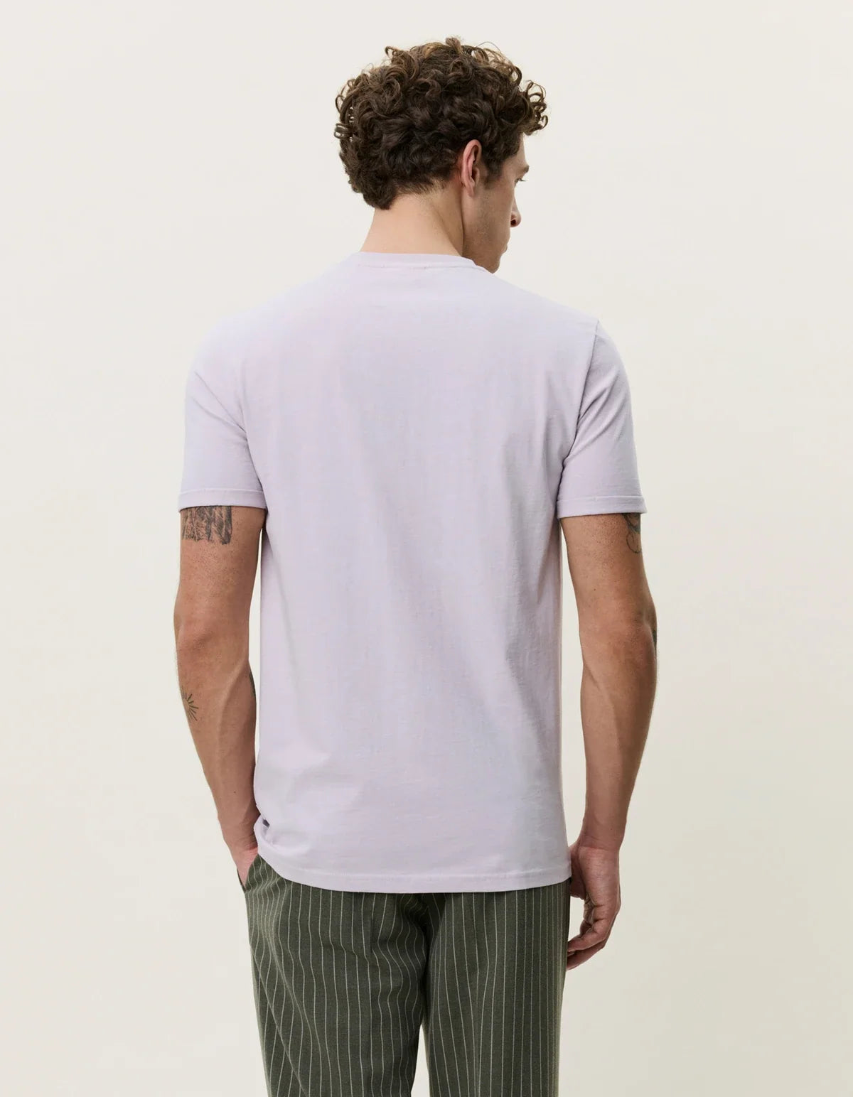 Nærbillede af Les Deux Core Contrast T-shirt i Iris Purple lilla