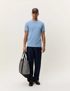 Les Deux Core Contrast T-shirt i Faded Denim Blue blå på model