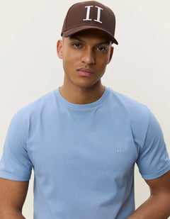 Les Deux Core Contrast T-shirt i Faded Denim Blue blå – model set forfra