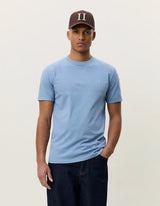 Les Deux Core Contrast T-shirt i Faded Denim Blue blå på model – helfigur