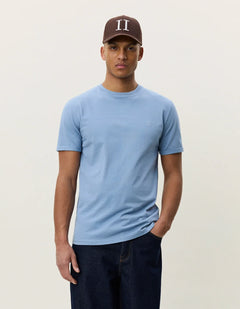 Les Deux Core Contrast T-shirt i Faded Denim Blue blå på model – helfigur