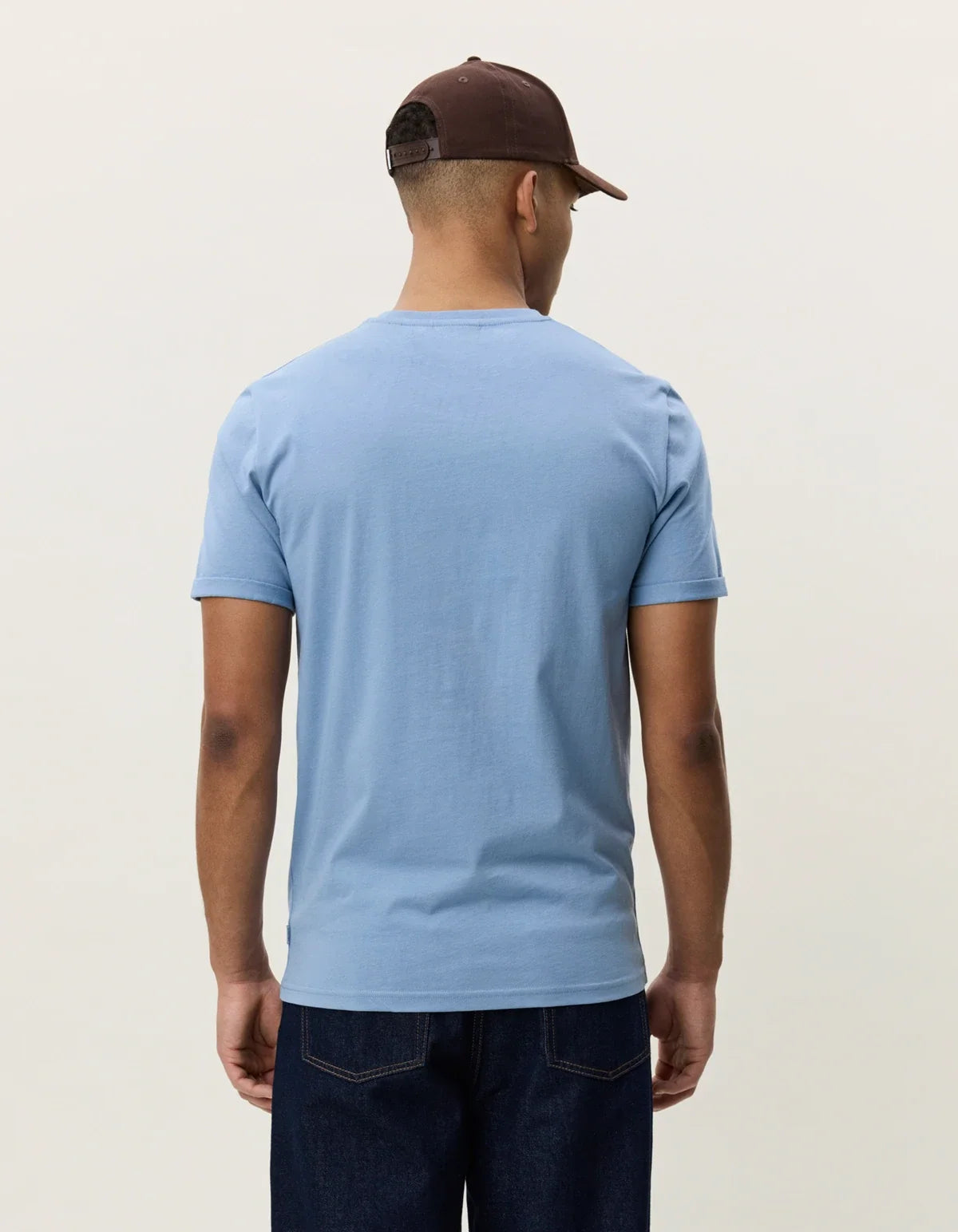 Nærbillede af Les Deux Core Contrast T-shirt i Faded Denim Blue blå