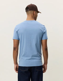 Nærbillede af Les Deux Core Contrast T-shirt i Faded Denim Blue blå