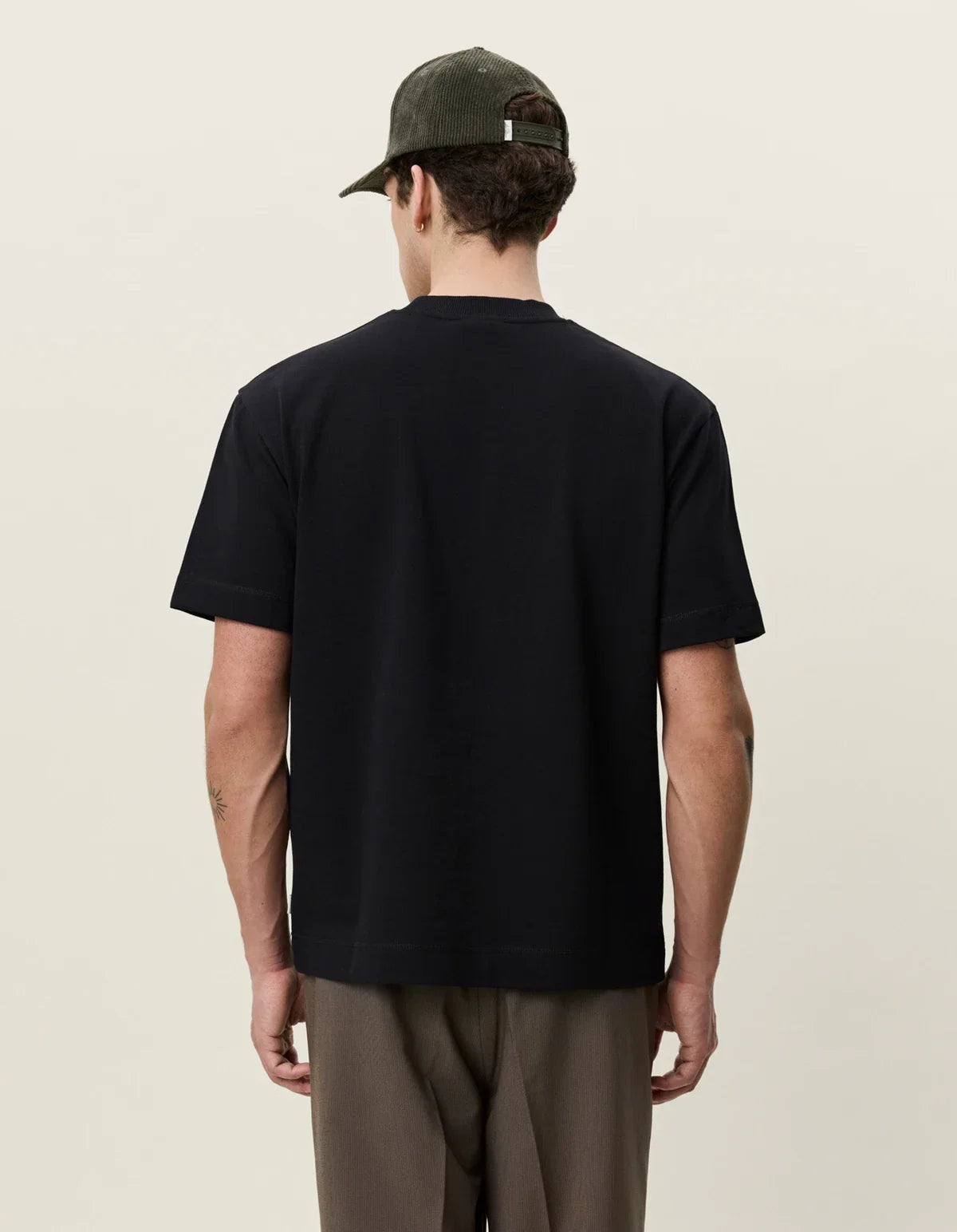 Les Deux Heavyweight sort t-shirt med flaglabel i sidesømmen