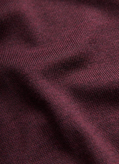 Detalje af merinostrik på Morris merino strik med rund hals i vinrød