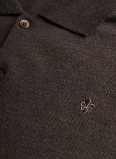 Detalje af broderet logo på Morris merino skjortecardigan i brun