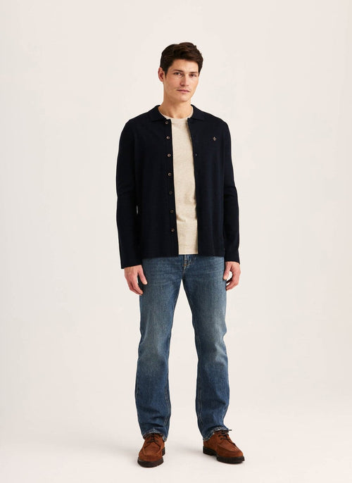 Morris merino skjortecardigan i navy på model – helfigur
