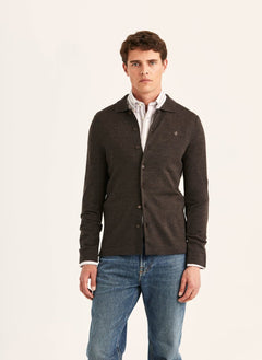 Morris merino skjortecardigan i brun – model set forfra