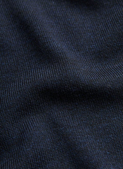 Detalje af merinostrik på Morris merino skjortecardigan i navy