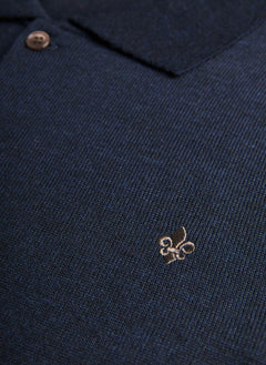 Detalje af broderet logo på Morris merino skjortecardigan i navy