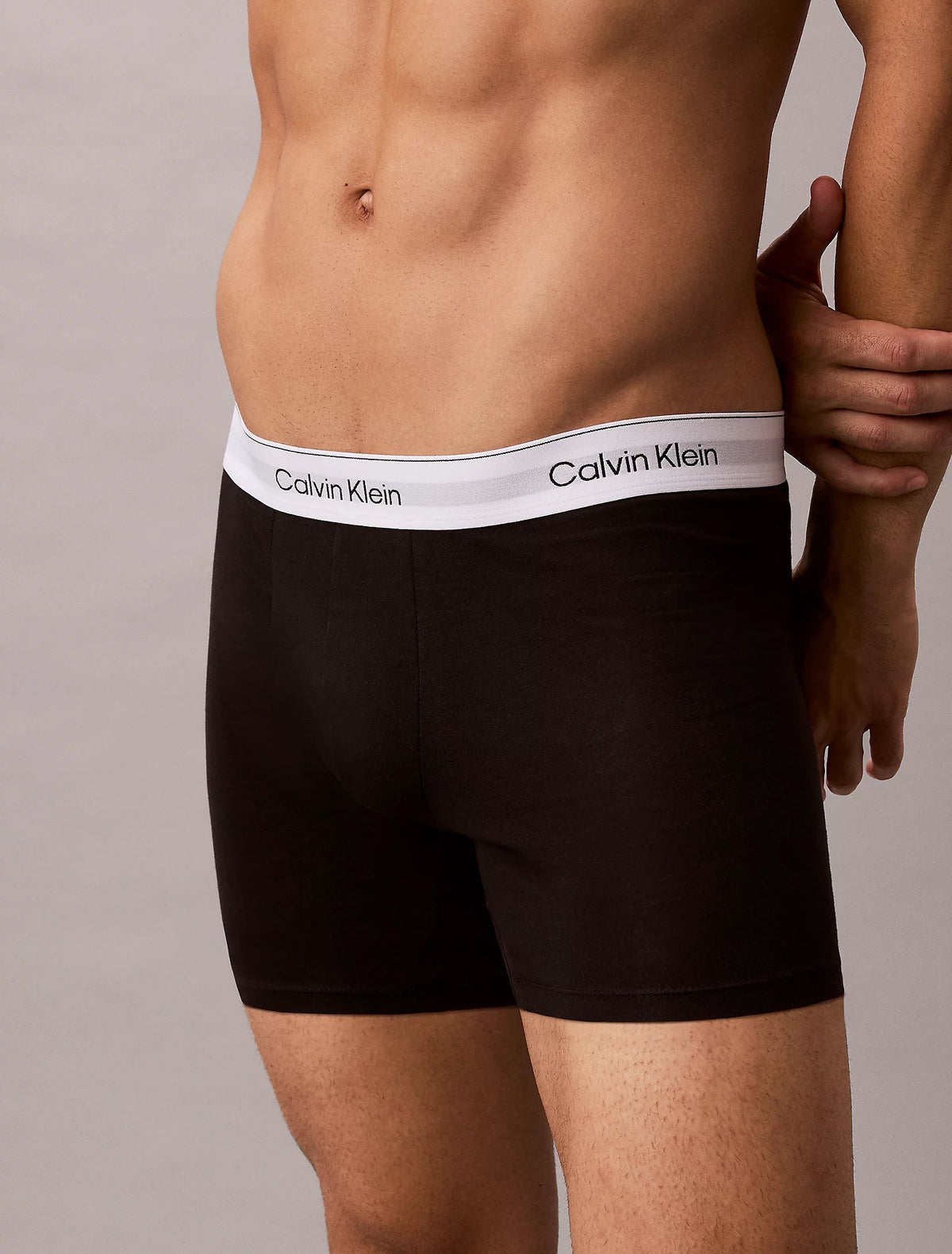 Nærbillede af logolinning på Calvin Klein Icon Cotton Stretch boxer briefs 3-pak i sort