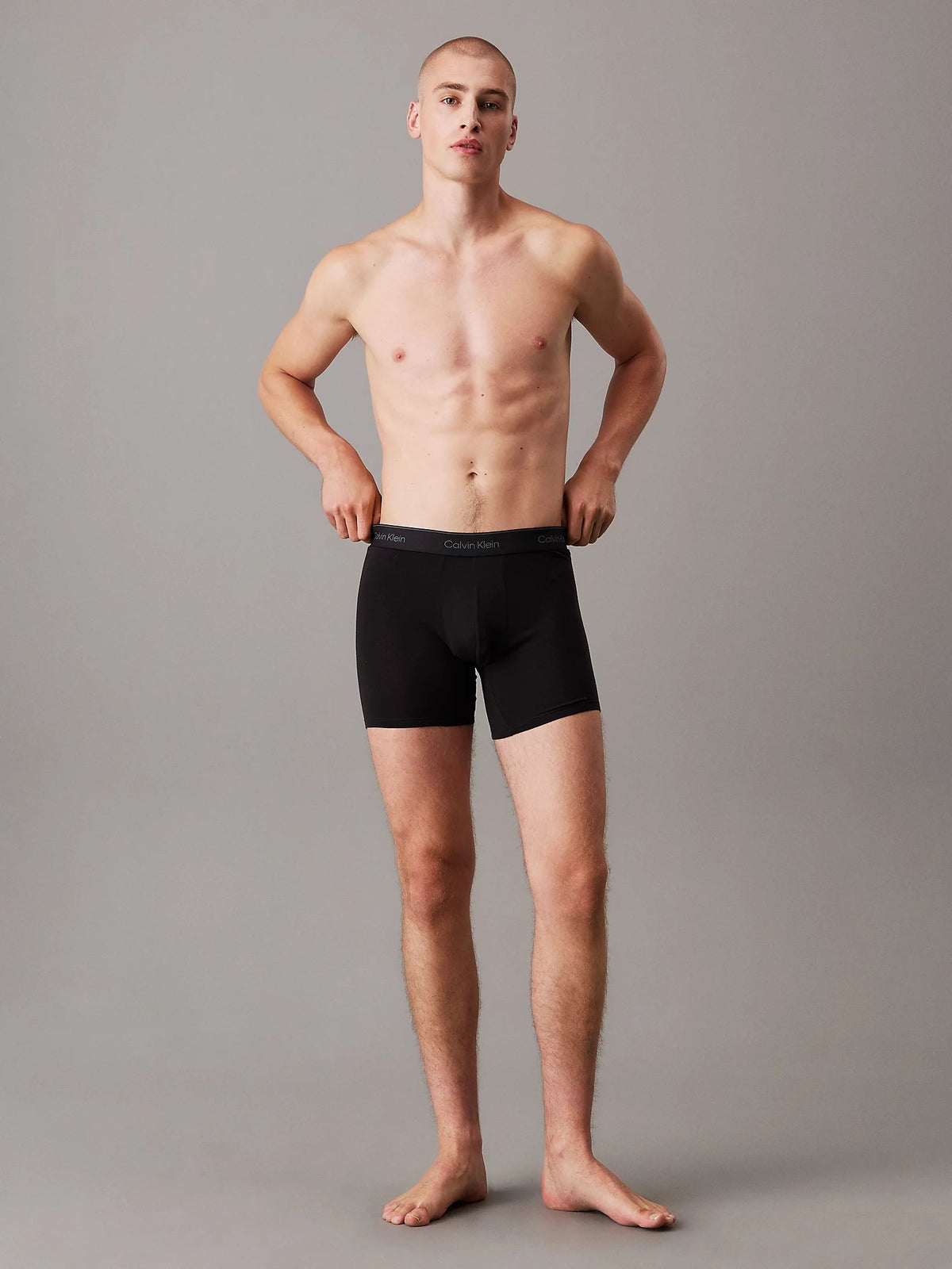 Model i sorte Calvin Klein Icon Cotton Stretch boxer briefs – set forfra