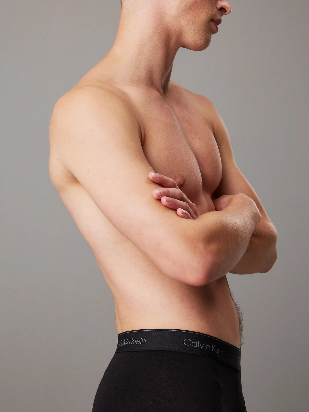 Nærbillede af model i sorte Calvin Klein Icon Cotton Stretch boxer briefs