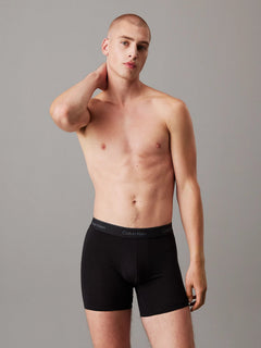 Sorte Calvin Klein Icon Cotton Stretch boxer briefs på model – helfigur forfra
